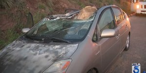 Γλίτωσε παρά τρίχα έναν τεράστιο ογκόλιθο που έπεσε στο αυτοκίνητό του 