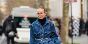 γυναίκα με τζιν παντελόνι