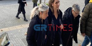 Η μητέρα του Άλκη Καμπανού προσέρχεται στα δικαστήρια