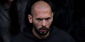Ο Άντριου Τέιτ φεύγει από το Εφετείο, στο Βουκουρέστι της Ρουμανίας, την Τρίτη 10 Ιανουαρίου