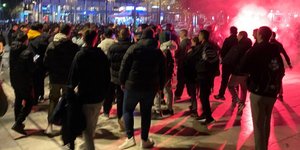 Αντριου Τέιτ υποστηρικτές διαδήλωση πορεία