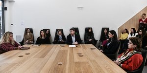 Ο Νίκος Ανδρουλάκης συναντήθηκε με γυναίκες αυτοαπασχολούμενες και ελεύθερες επαγγελματίες/ Φωτογραφία: ΤΑΤΙΑΝΑ ΜΠΟΛΑΡΗ/EUROKINISSI