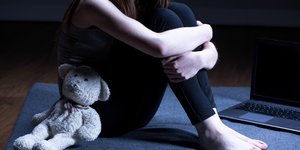 Ανήλικη με αρκουδάκι 