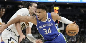 Ο Γιάννης Αντετοκούνμπο σε προσπάθειά του από το ματς των Μπακς με τους Νάγκετς