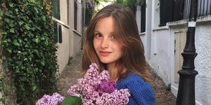 Γυναίκα κρατάει λουλούδια