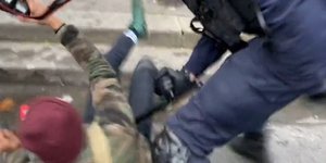 H στιγμή που ο αστυνομικός χτυπά τον διαδηλωτή στη Γαλλία