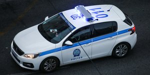 Χειροπέδες σε ζευγάρι στα Πατήσια για έκθεση ανηλίκων σε κίνδυνο