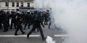 Αστυνομικοί πετούν δακρυγόνα σε διαδηλωτές στο Παρίσι