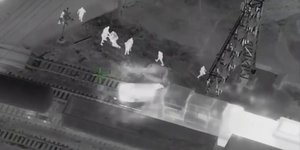 Αστυνομικοί στην Ατλάντα πρόλαβαν να απομακρύνουν κλεφτη από περιπολικό, πριν το χτυπησει το τρένο