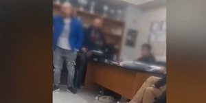 Συγκεντρωμένα άτομα στο γραφείο του 50χρονου ασφαλιστή-λογιστή στο Μοσχάτο ζητούν να μάθουν τι έγιναν τα χρήματά τους