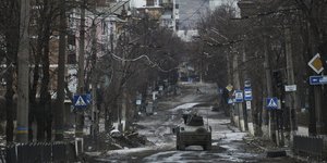 Αρμα σε δρόμο στη περιοχή του Μπαχμούτ στην Ουκρανία