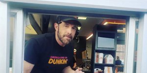 Ο Μπεν Αφλεκ σερβίρει καφέδες