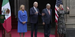 Ο πρόεδρος των ΗΠΑ Τζο Μπάιντεν και ο Μεξικανός ομόλογός του, Αντρές Μανουέλ Λόπες Ομπραδόρ, με τις συζύγους τους/ AP Photos 