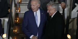 Ο πρόεδρος των ΗΠΑ, Τζο Μπάιντεν, φτάνει στο Μεξικό, όπου τον υποδέεται ο πρόεδρος, Αντρές Μανουέλ Λόπες Ομπραδόρ/ AP Photos