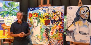 Ο Πιρς Μπρόσναν μπροστά στα έργα του 