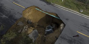 Δύο οχήματα στην τρύπα που άνοιξε σε δρόμο προαστίου του Λος Άντζελες στην Καλιφόρνια