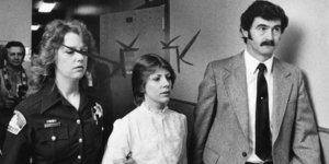 Η Charlene Gallego συνοδεύεται από αστυνομικούς στην αίθουσα του δικαστηρίου για να καταθέσει εναντίον του συζύγου της, Gerald Gallego, σε υπόθεση πολλαπλών δολοφονιών