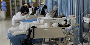 Κίνα: Συγγενείς φροντίζουν τους ασθενείς τους σε νοσοκομείο του Πεκίνου