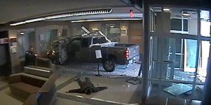 Στιγμιότυπο από την εισβολή του 45χρονου (στο πάτωμα) με το φορτηγάκι του σε αστυνομικό τμήμα στο Κολοράντο