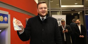 Ο Κροάτης υπουργός Οικονομικών, Μάρκο Πρίμορατς, έκανε ανάληψη σε ευρώ λίγο μετά την αλλαγή του χρόνου