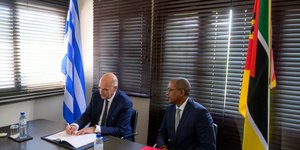 Ο ΥΠΕΞ, Νίκος Δένδιας και ο διευθυντής του υπουργείου Εξωτερικών της Μοζαμβίκης, αρμόδιος για την Ευρώπη και την Αμερική Aristides Adriano/ Twitter