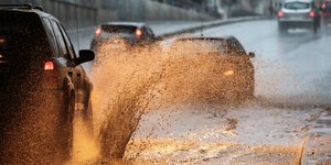 Αυτοκίνητα σε πλημμυρισμένη διάβαση