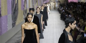 γυναίκα με φόρεμα Dior