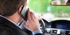 Κινητό στο αυτοκίνητο