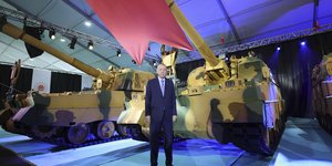 Ο Ερντογάν ποζάρει δίπλα σε τανκς