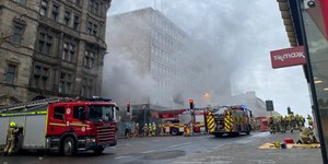 Πυροσβέστες έξω από κτίριο που καίγεται στη Σκωτία