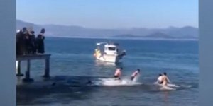 H στιγμή που τραυματίζεται 22χρονος που πήγε να πιάσει τον σταυρό στη Μαλεσίνα Φθιώτιδας
