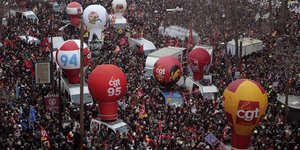 Πάνω από 1 εκατομμύριο εκτιμάται πως συμμετείχαν στις απεργίες για το συνταξιοδοτικό στη Γαλλία/ AP Photos