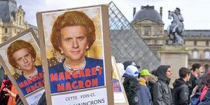 Αφίσα της Μάργκαρετ Θάτσερ με το πρόσωπο του Εμανουέλ Μακρόν