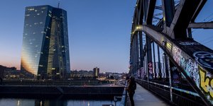 γεφυρα πλαι στην ΕΚΤ 