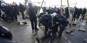 Απομάκρυνση ακτιβιστών για το κλίμα από το χωριό Λίτσερατ της δυτικής Γερμανίας