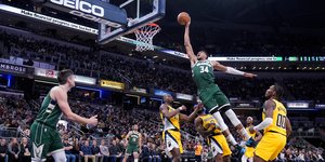 Ασταμάτητος ο Γιάννης Αντετοκούνμπο απέναντι στους Πέισερς