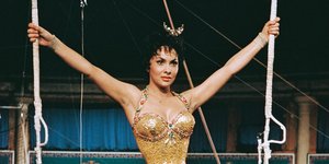 Η Gina Lollobrigida, φορώντας ένα χρυσό κορμάκι και ένα διχτυωτό καλσόν σε διαφημιστικό στιγμιότυπο που εκδόθηκε για την ταινία "Trapeze", ΗΠΑ, 1956.
