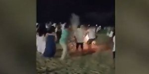 Η στιγμή της έκρηξης των πυροτεχνημάτων επάνω στη γυναίκα