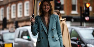 γυναίκα με σακάκι 