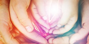 Χέρια ενηλίκων και παιδιού που σχηματίζουν καρδιά