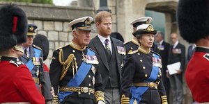 Πρίγκιπας Χάρι, Αννα και Κάρολος στη κηδεία της βασίλισσας Ελισάβετ