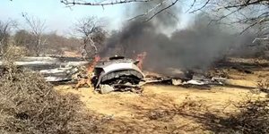 Τα φλεγόμενα συντρίμιμια του ενός απ' τα δύο μαχητικά της Πολεμικής Αεροπορίας της Ινδίας