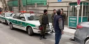 Ο ύποπτος εισήλθε στην πρεσβεία μαζί με δύο μικρά παιδιά