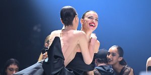 γυναίκες στο σόου του Mugler