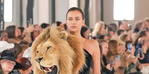 Η Ιρίνα Σάικ με το faux κεφάλι λιονταριού του Sciaparelli