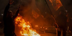 Παλαιστίνιοι πανηγυρίζουν για το μακελειό στην συναγωγή της Ιερουσαλήμ