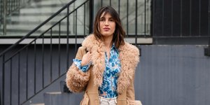 γυναίκα με παλτό