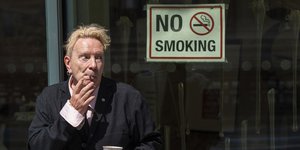 Ο Τζον Λίντον καπνίζει τσιγάρο