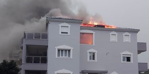 Κεραυνός χτύπησε τριώροφη κατοικία στην Καλαμάτα