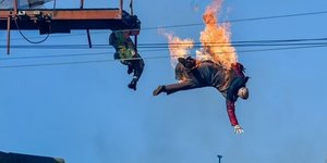 Κασκαντέρ κάνει βουτιά